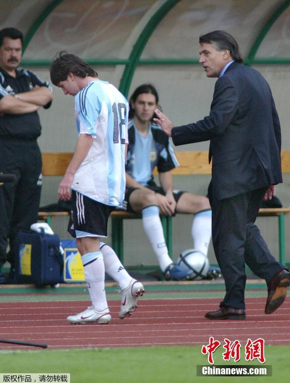 资料图：时任阿根廷主帅佩克尔曼安慰梅西。