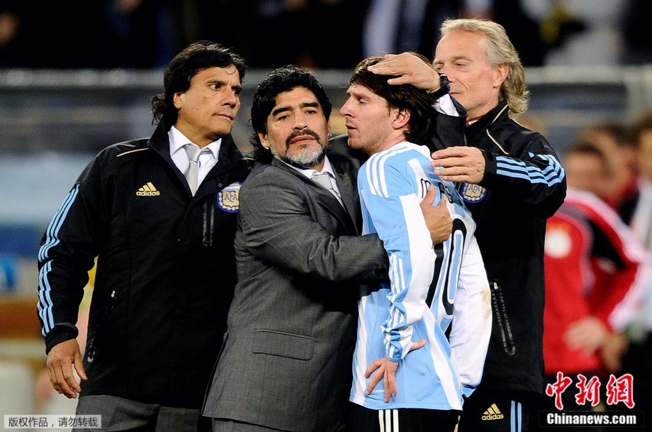 2010年7月3日，南非世界杯四分之一决赛，在阿根廷输给德国之后，马拉多纳拥抱安慰梅西。